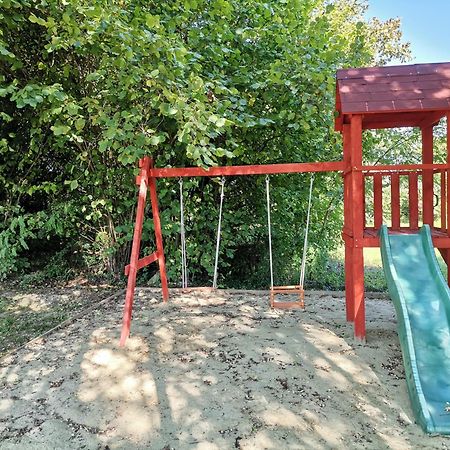 Okerka Vendeghaz Lägenhet Csesztreg Exteriör bild