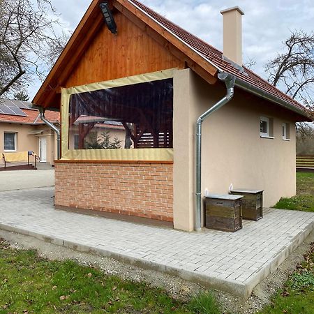 Okerka Vendeghaz Lägenhet Csesztreg Exteriör bild